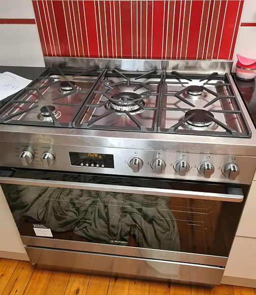 Freestanding gas cooker connected in a kitchen